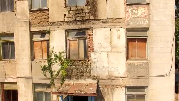 VISTA AERIAL. Casa vieja con ventanas bloqueadas — Vídeo de stock