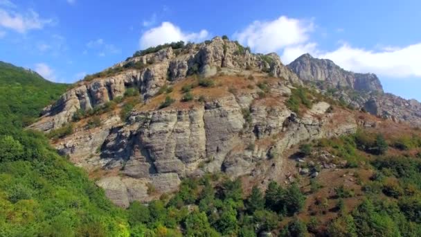 Ridge Kırım'ünlü dağ Demerdzhi güneşli bir gün — Stok video