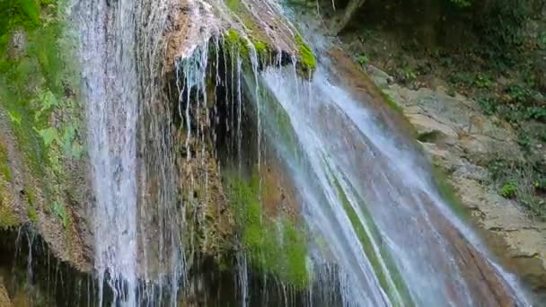 Vodopád, mechem obrostlými skalami — Stock video