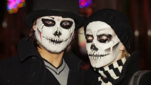 Молодой человек и женщина с жутким макияжем на Хэллоуин — стоковое видео