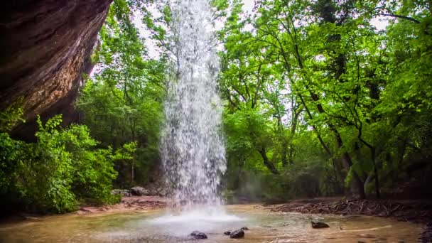 El viento sopla salpicaduras de agua de la cascada — Vídeos de Stock