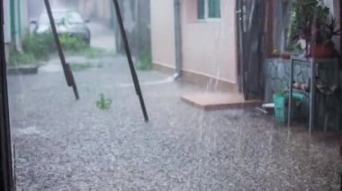 Kızı yağmur altında çalışan