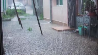 Kızı yağmur göletlerde ile çalışır