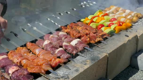 ターン野菜と串に刺した肉を調理します。 — ストック動画