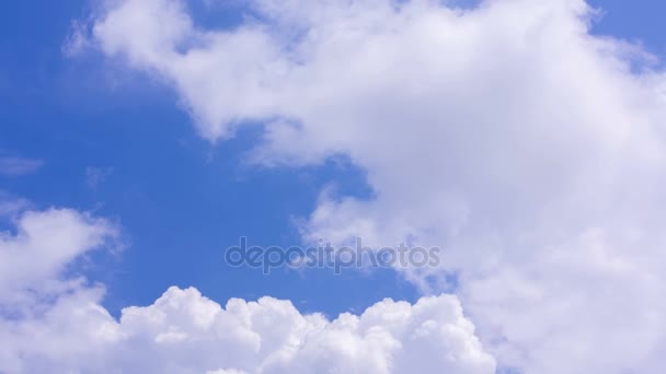 Kumuluswolken bewegen sich am blauen Himmel — Stockvideo