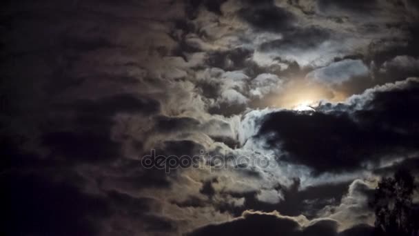 Luna brillante entre nubes de color en movimiento. Halloween — Vídeos de Stock