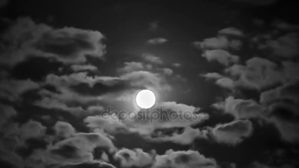 Luna brillante alta entre nubes en movimiento — Vídeos de Stock