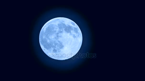 Duży niebieski Full Moon Rising na ciemnym niebie. Halloween. — Wideo stockowe
