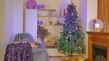 Noel için dekore edilmiş salon