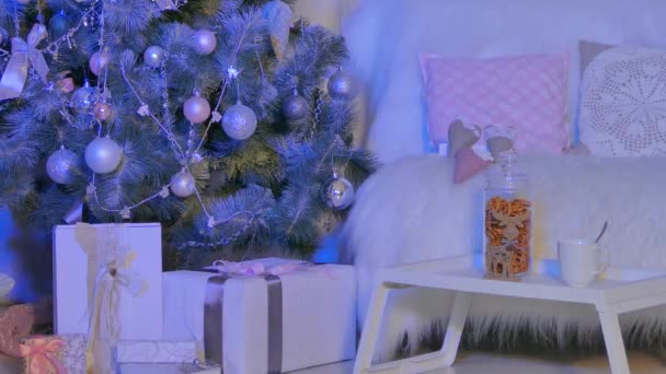Regalos bajo un árbol de Navidad — Vídeo de stock