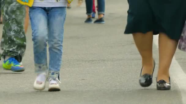 De voeten van mensen lopen langs de straat — Stockvideo
