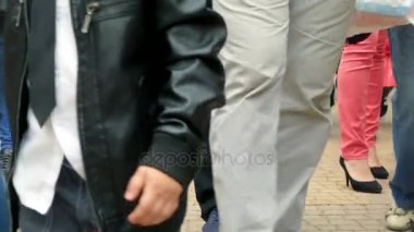 Tek yönlü yolda insanlar gider