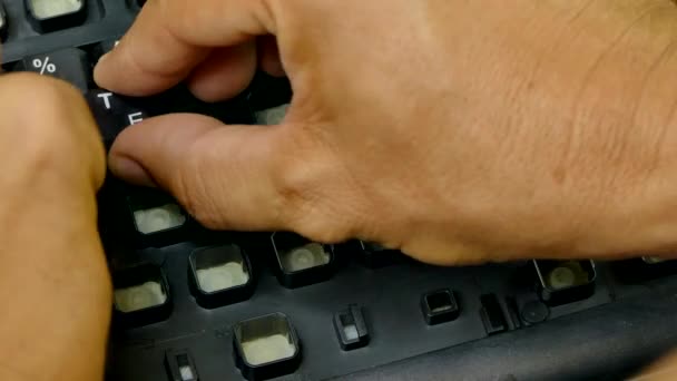 Handen ingesteld de knoppen op het toetsenbord, één voor één — Stockvideo