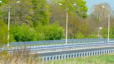 Arabalar karayolu üzerinde. Hızlı hareket eden.