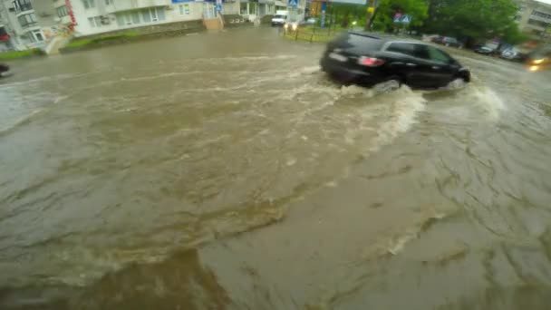 Ездить по дороге в воде — стоковое видео