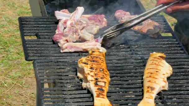 Kocken gör kött och fisk på grillen. — Stockvideo