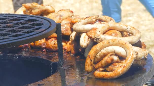 Gebakken worst ringen op gegrild — Stockvideo