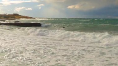 Bir surfinger binmeyi deneyin fırtına dalgalar kıyıya gelip