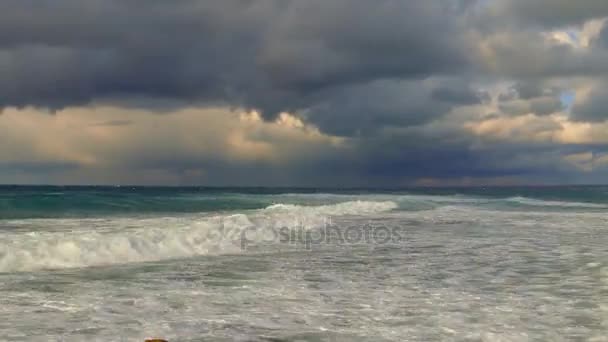 Le ciel sombre au-dessus de la mer orageuse. déplacement rapide . — Video