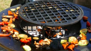 Aşçı ahşap Barbekü ateşe atar.