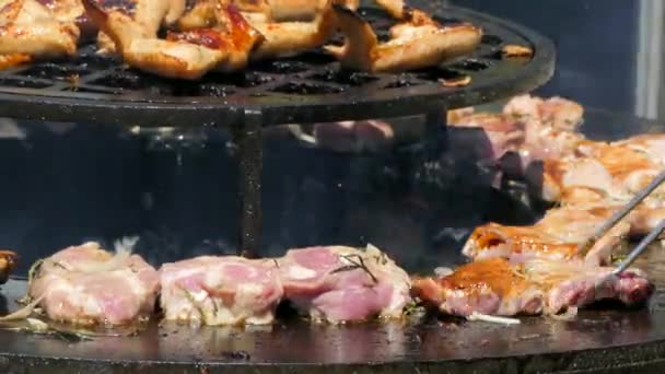 El cocinero prepara la carne en la parrilla — Vídeos de Stock