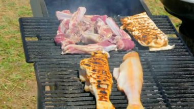 Aşçı yemeği ızgara üzerinde birkaç yemekler yapar