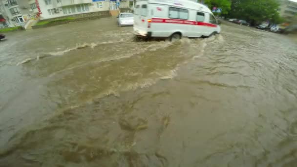 水没した道に沿って車を運転しています。 — ストック動画