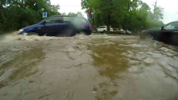 Corcho de los coches en una carretera inundada — Vídeo de stock