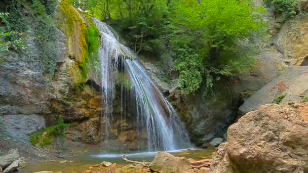 Water foamy trickles breaks off the waterfall. Slow motion. — Stock Video