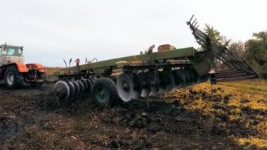 Traktör pulluk değirmen içine alan tarıma elverişli arazi için yere düşürür