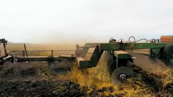 Un enorme arado arada el campo — Vídeos de Stock