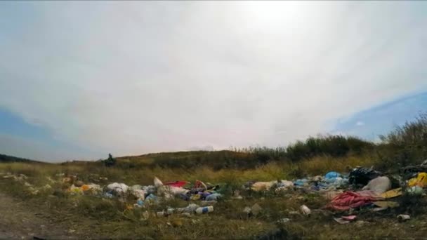 Le bord de la route est jonché de déchets . — Video