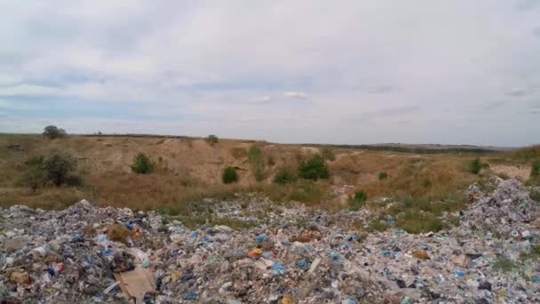 Unerlaubte Müllkippe in einem Steinbruch nahe einer Straße. Vogelperspektive. — Stockvideo