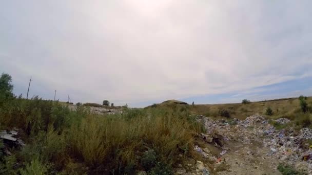 Παράνομη χωματερή κρύβονται στις συστάδες των ζιζανίων. — Αρχείο Βίντεο