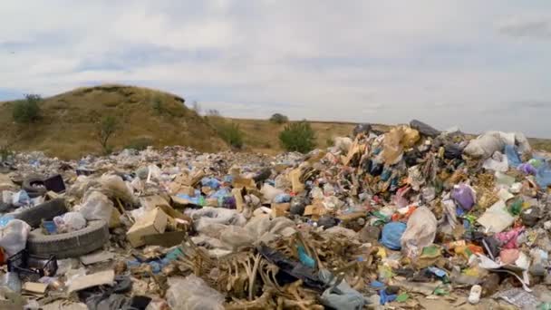 Wysypisko śmieci, pomiędzy wzgórzami. — Wideo stockowe