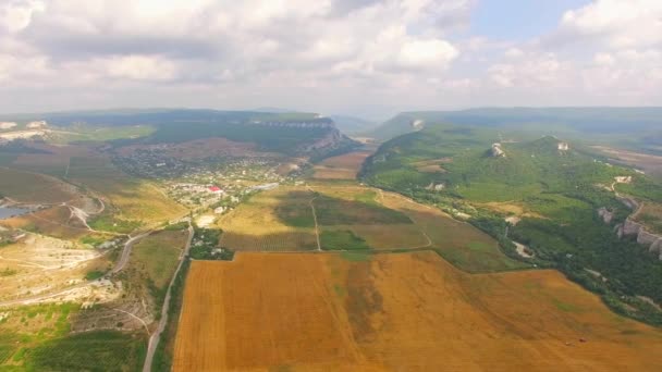 Panorama von Feldern und Bergen aus der Höhe — Stockvideo