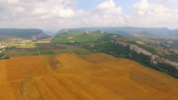 Panorama des Feldes, das sich bis in die Berge erstreckt — Stockvideo