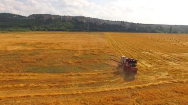 Hasat alanı sürmek ve saman paketleri. Kuş-göz.