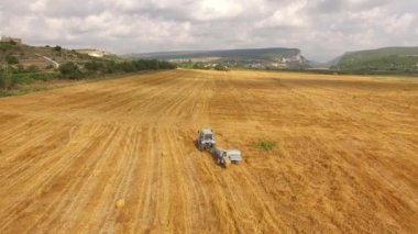 Traktör hasat alanıyla rides. Kuş-göz.