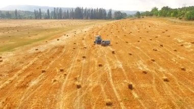 Uçuş saman ve traktör ile alanın üzerinde. kuş-göz görüş-.