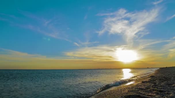 De zee-Golf slaat tegen de oever bij zonsondergang — Stockvideo