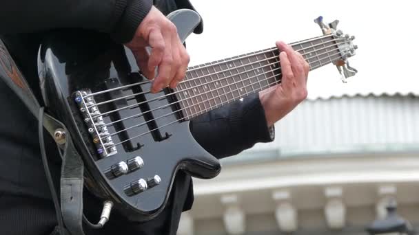 Ο άνθρωπος που παίζει ηλεκτρική κιθάρα χορδές. Αργή κίνηση. — Αρχείο Βίντεο