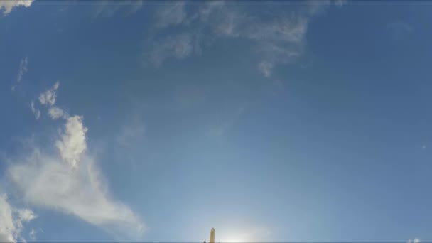 Het vliegtuig vliegt door de bewolkte hemel. Slow motion. — Stockvideo