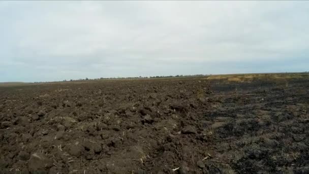 カメラは、耕した畑に移動します。スローモーション. — ストック動画
