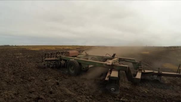 La charrue semi-remorque laboure la terre sur le terrain. Mouvement lent . — Video