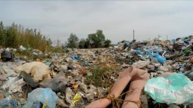 kamera bir döküm hareket ediyor. Ağır çekim.