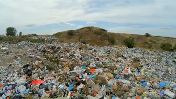 Panorama van een onbevoegde stortplaats. Slow motion. — Stockvideo