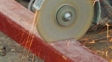 açı değirmeni metal çubuk keser