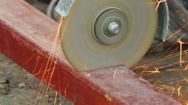アングル グラインダーは金属製のバーをカットします。 — ストック動画