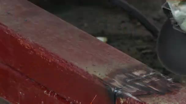 Ângulo moedor polir o metal no lugar de soldagem — Vídeo de Stock